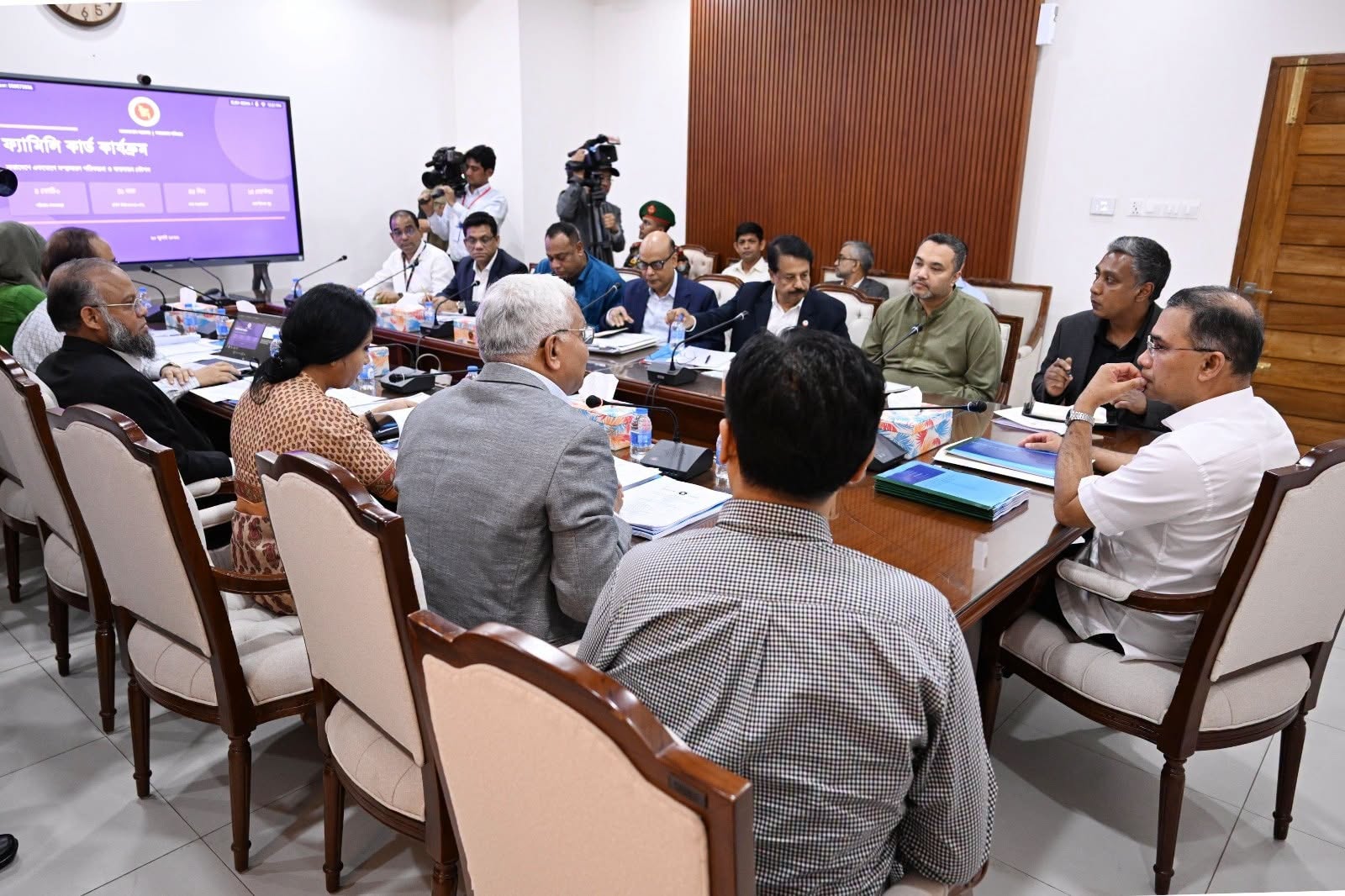 সুবিধাভোগীদের  কাছে  স্বচ্ছভাবে ফ্যামিলি কার্ড  পৌঁছে দেয়ার নির্দেশ প্রধানমন্ত্রীর